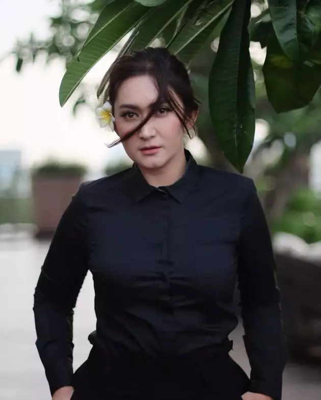 potret Nafa Urbach dengan busana gelap Instagram