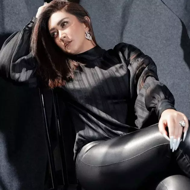 potret Nafa Urbach dengan busana gelap Instagram