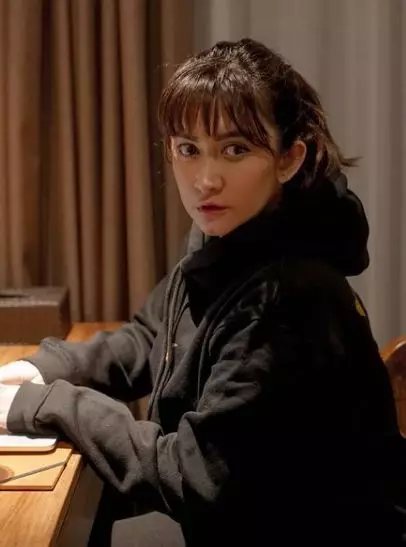 potret Nafa Urbach dengan busana gelap Instagram