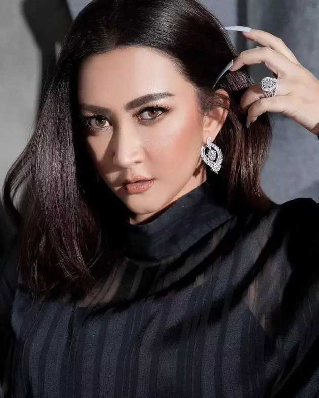 potret Nafa Urbach dengan busana gelap Instagram