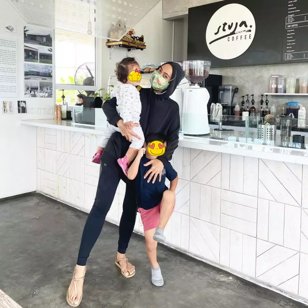 gaya fashion seleb cantik saat momong anak © 2021 brilio.net