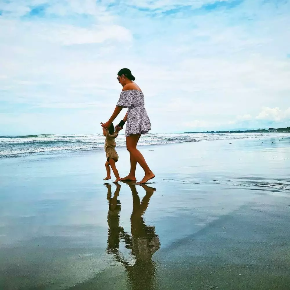 gaya fashion seleb cantik saat momong anak © 2021 brilio.net