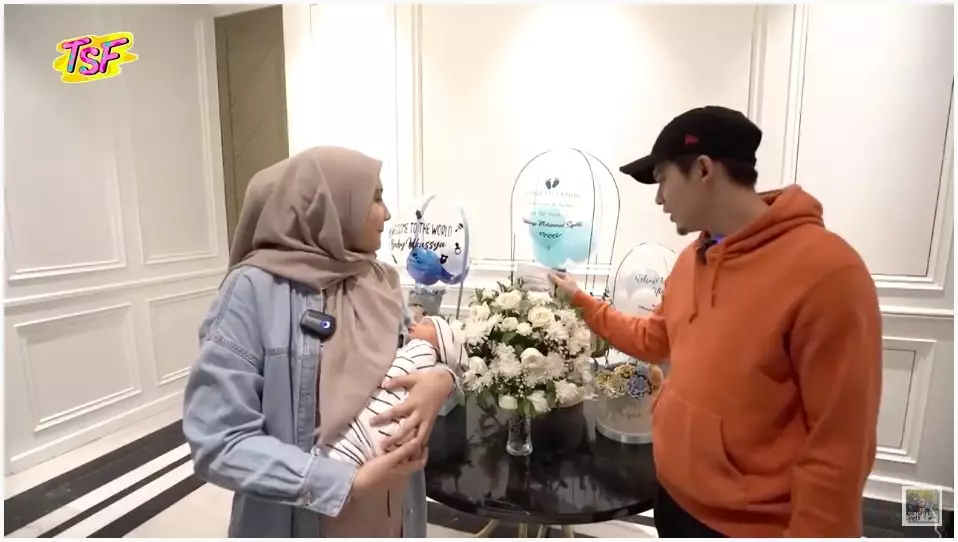 Zaskia buka kado baby Ukkasya © YouTube Zaskia buka kado baby Ukkasya © YouTube