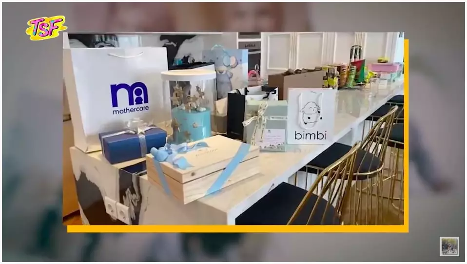 Zaskia buka kado baby Ukkasya © YouTube Zaskia buka kado baby Ukkasya © YouTube