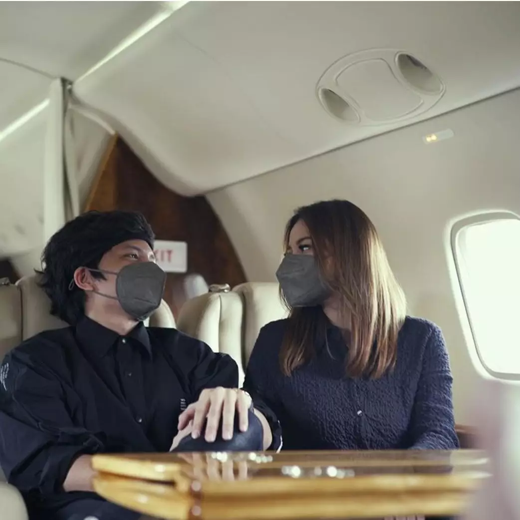 10 Potret keseruan Atta dan Aurel keliling Bali naik helikopter