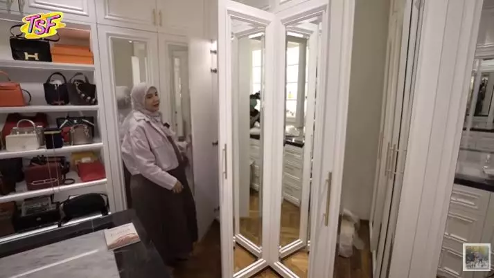 walk in closet Zaskia Sungkar © YouTube walk in closet Zaskia Sungkar © YouTube