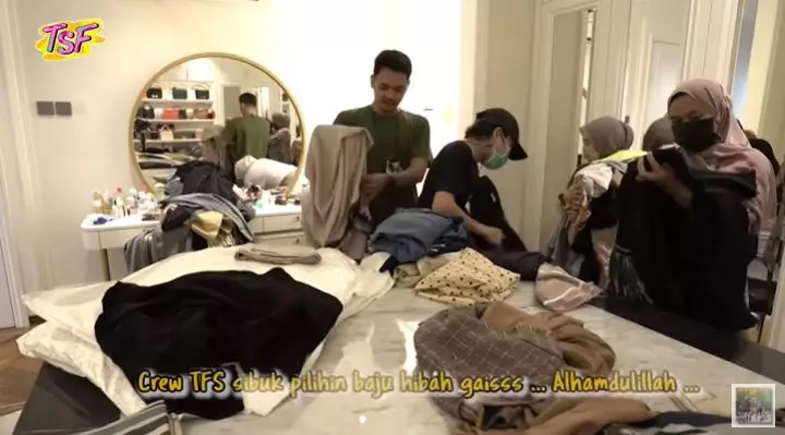 walk in closet Zaskia Sungkar © YouTube walk in closet Zaskia Sungkar © YouTube