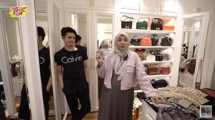 walk in closet Zaskia Sungkar © YouTube walk in closet Zaskia Sungkar © YouTube