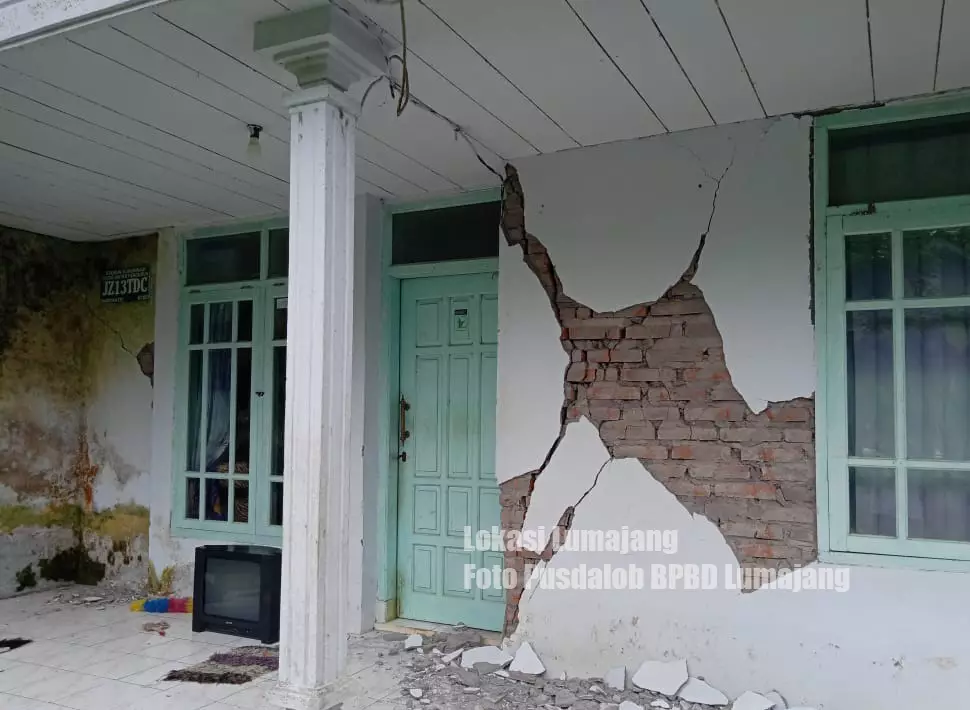 12 Potret terkini pasca gempa Malang magnitudo 6,7 berbagai sumber 12 Potret terkini pasca gempa Malang magnitudo 6,7 berbagai sumber