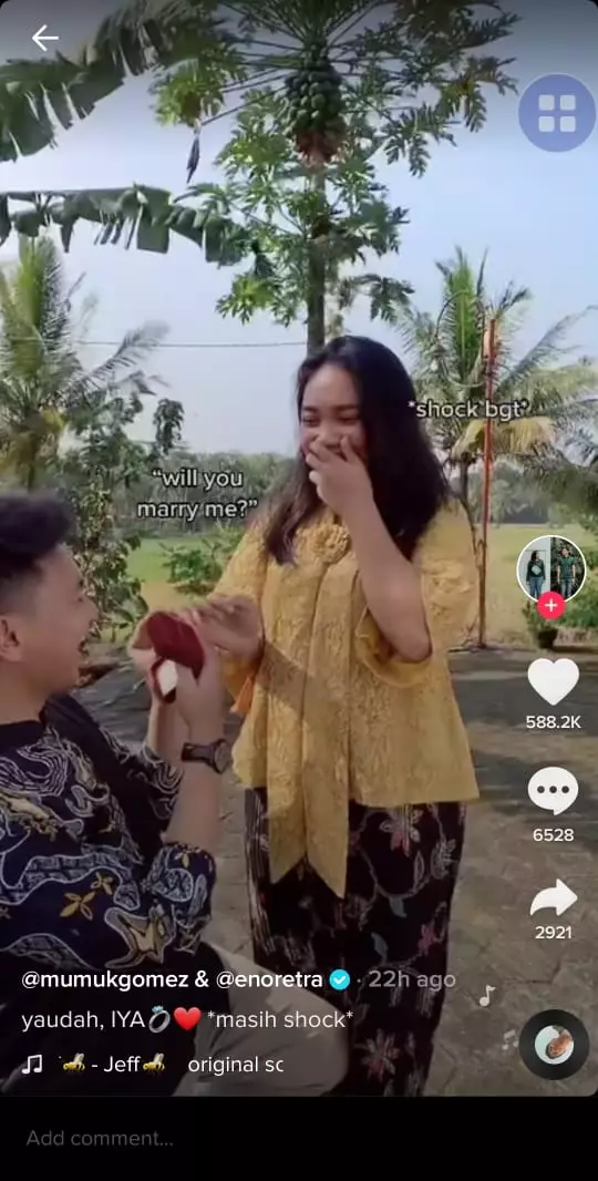 Momen Mumuk Gomez dilamar kekasih dari berbagai sumber Momen Mumuk Gomez dilamar kekasih dari berbagai sumber
