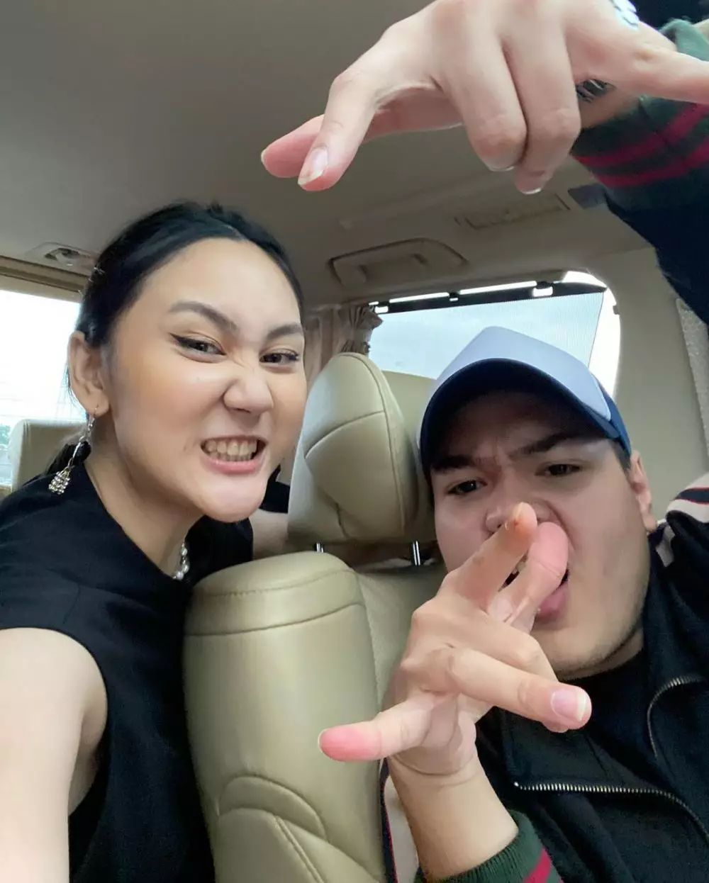 momen mesra Jeje Soekarno bareng kekasih baru dari berbagai sumber momen mesra Jeje Soekarno bareng kekasih baru dari berbagai sumber