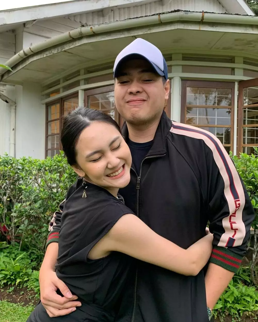 momen mesra Jeje Soekarno bareng kekasih baru dari berbagai sumber momen mesra Jeje Soekarno bareng kekasih baru dari berbagai sumber