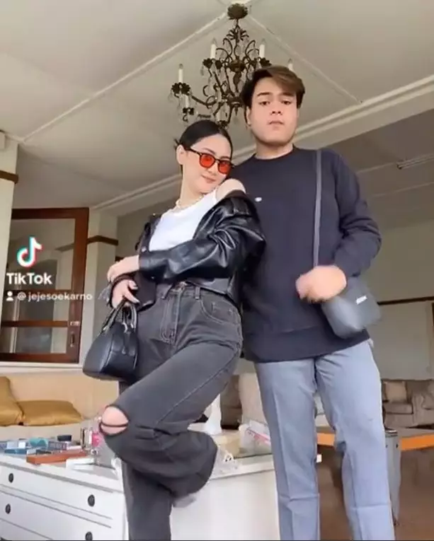 momen mesra Jeje Soekarno bareng kekasih baru dari berbagai sumber momen mesra Jeje Soekarno bareng kekasih baru dari berbagai sumber