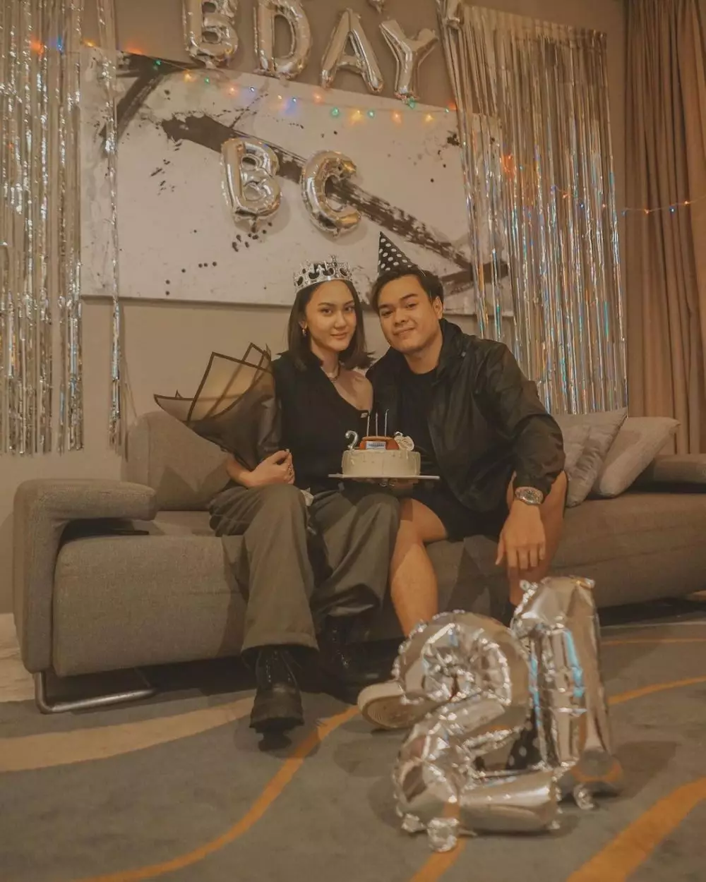 momen mesra Jeje Soekarno bareng kekasih baru dari berbagai sumber momen mesra Jeje Soekarno bareng kekasih baru dari berbagai sumber