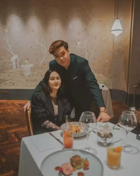 momen mesra Jeje Soekarno bareng kekasih baru dari berbagai sumber momen mesra Jeje Soekarno bareng kekasih baru dari berbagai sumber