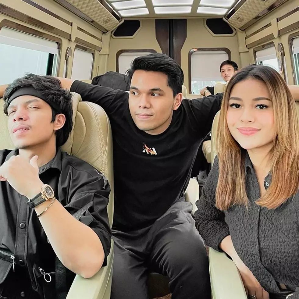 Momen 5 seleb yang kini jomblo lalu jadi 'obat nyamuk' kakaknya, kocak