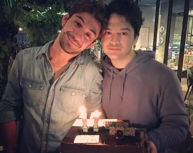 Potret kompak Reza Rahadian dan adiknya Berbagai sumber