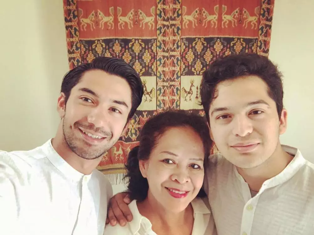 Potret kompak Reza Rahadian dan adiknya Berbagai sumber
