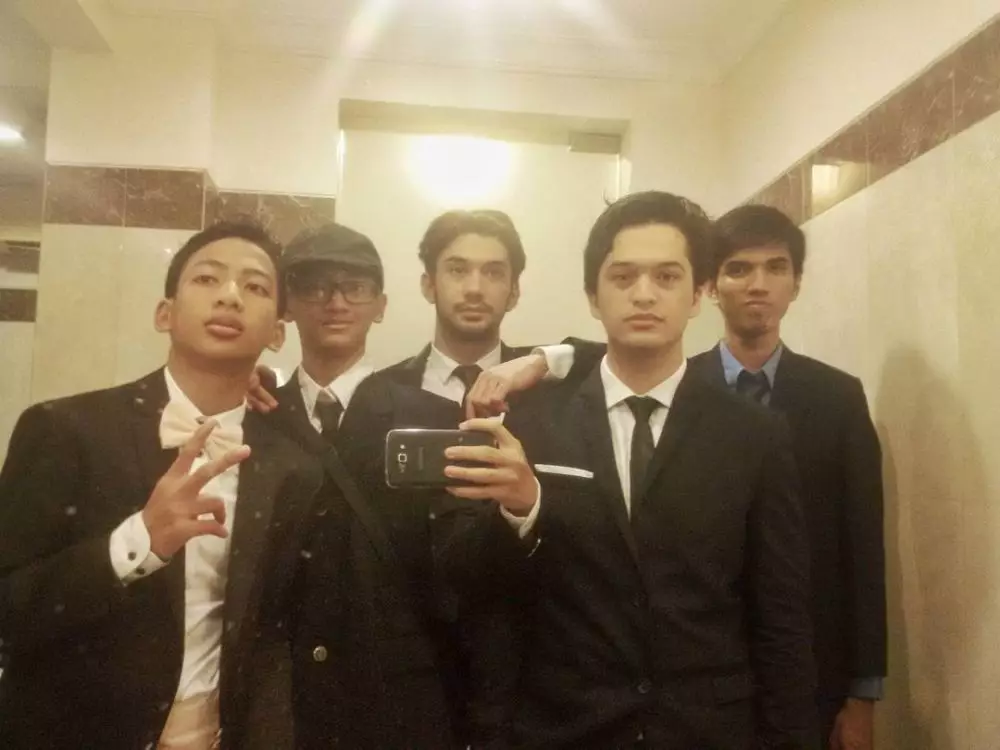 Potret kompak Reza Rahadian dan adiknya Berbagai sumber