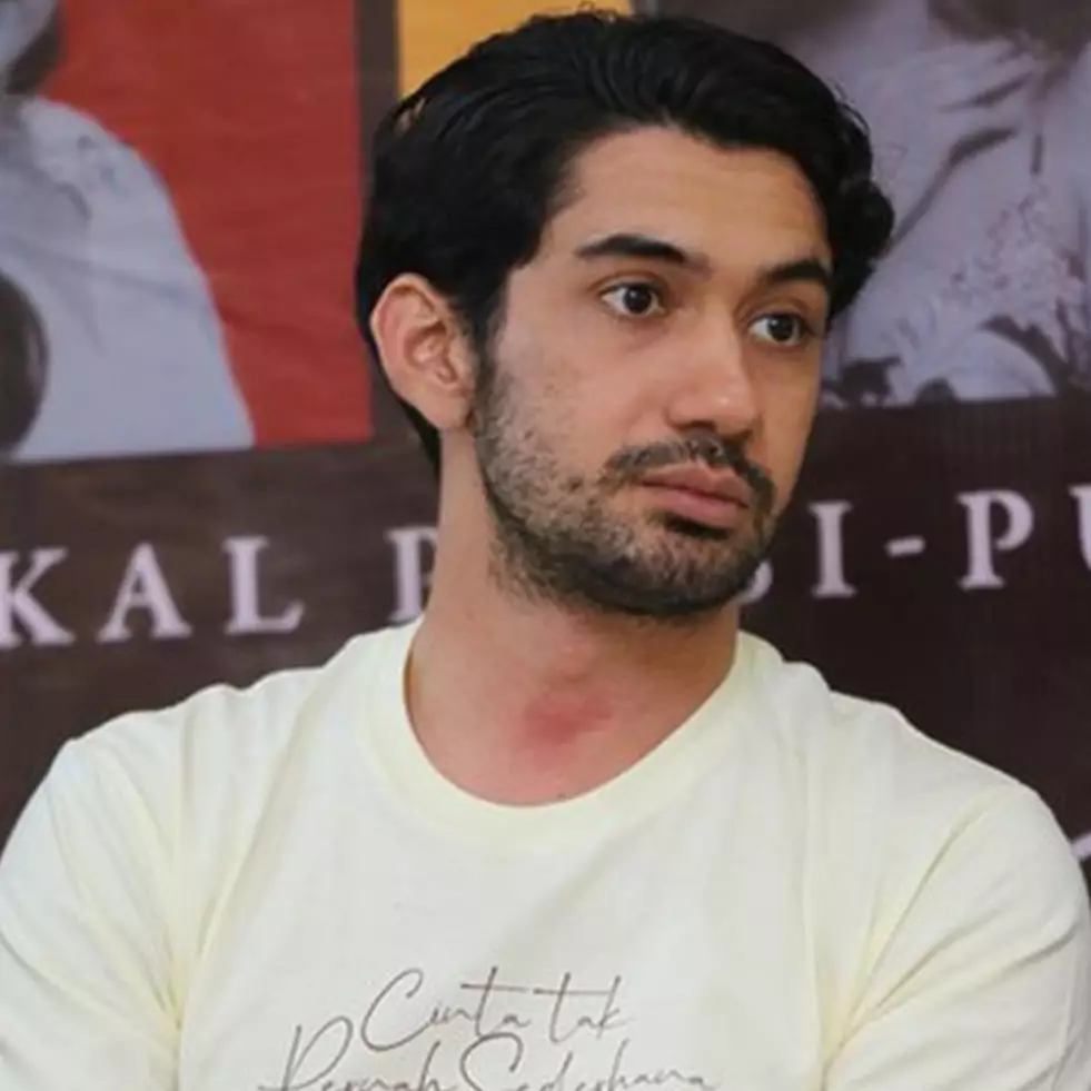 Jarang tersorot, ini 6 potret kompak Reza Rahadian dan adiknya