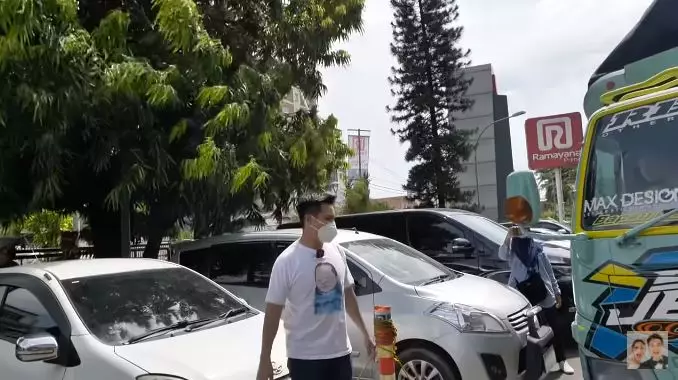 Baim Wong borong baju di Mall pakai truk © 2021 brilio.net