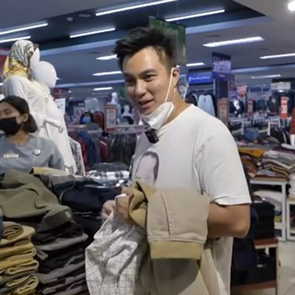 10 Momen Baim Wong borong baju di mal pakai truk untuk korban banjir