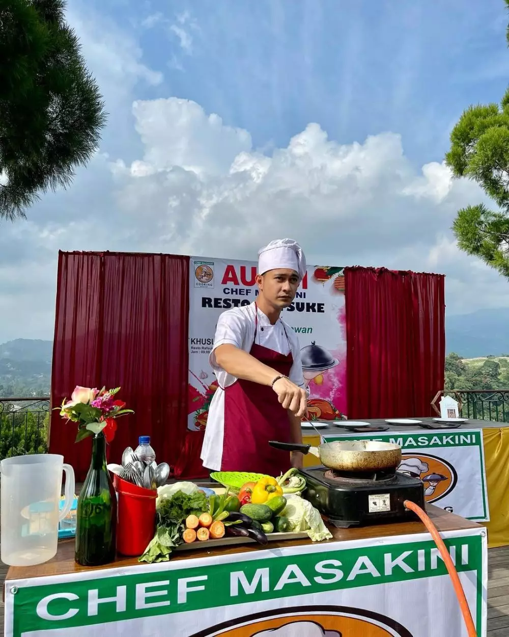 Aksi seleb tampan saat masak Instagram