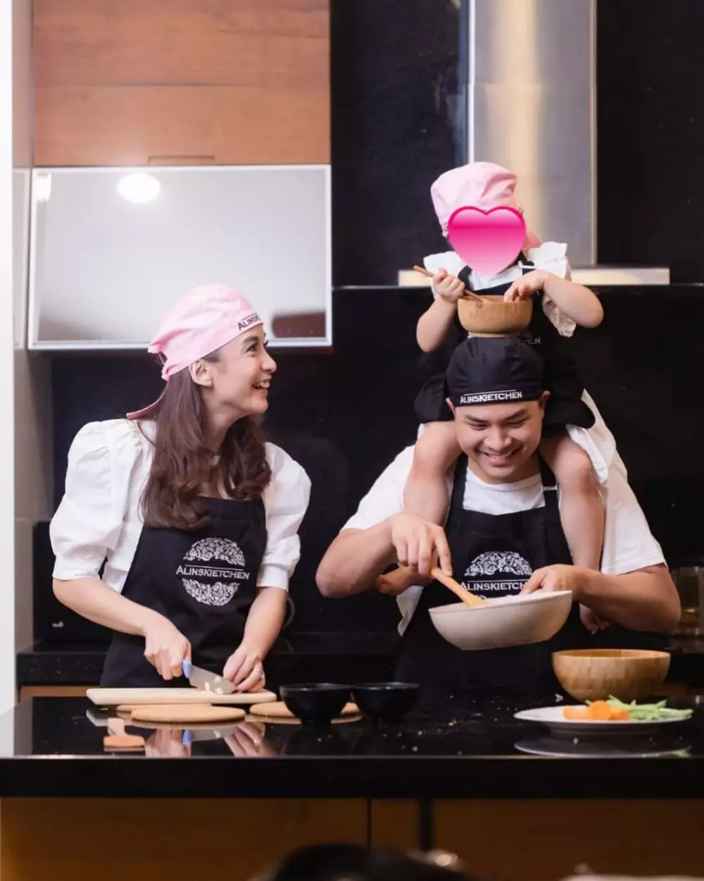 Aksi seleb tampan saat masak Instagram