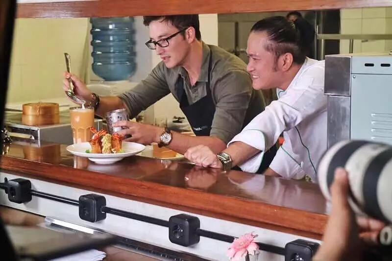 Aksi seleb tampan saat masak Instagram