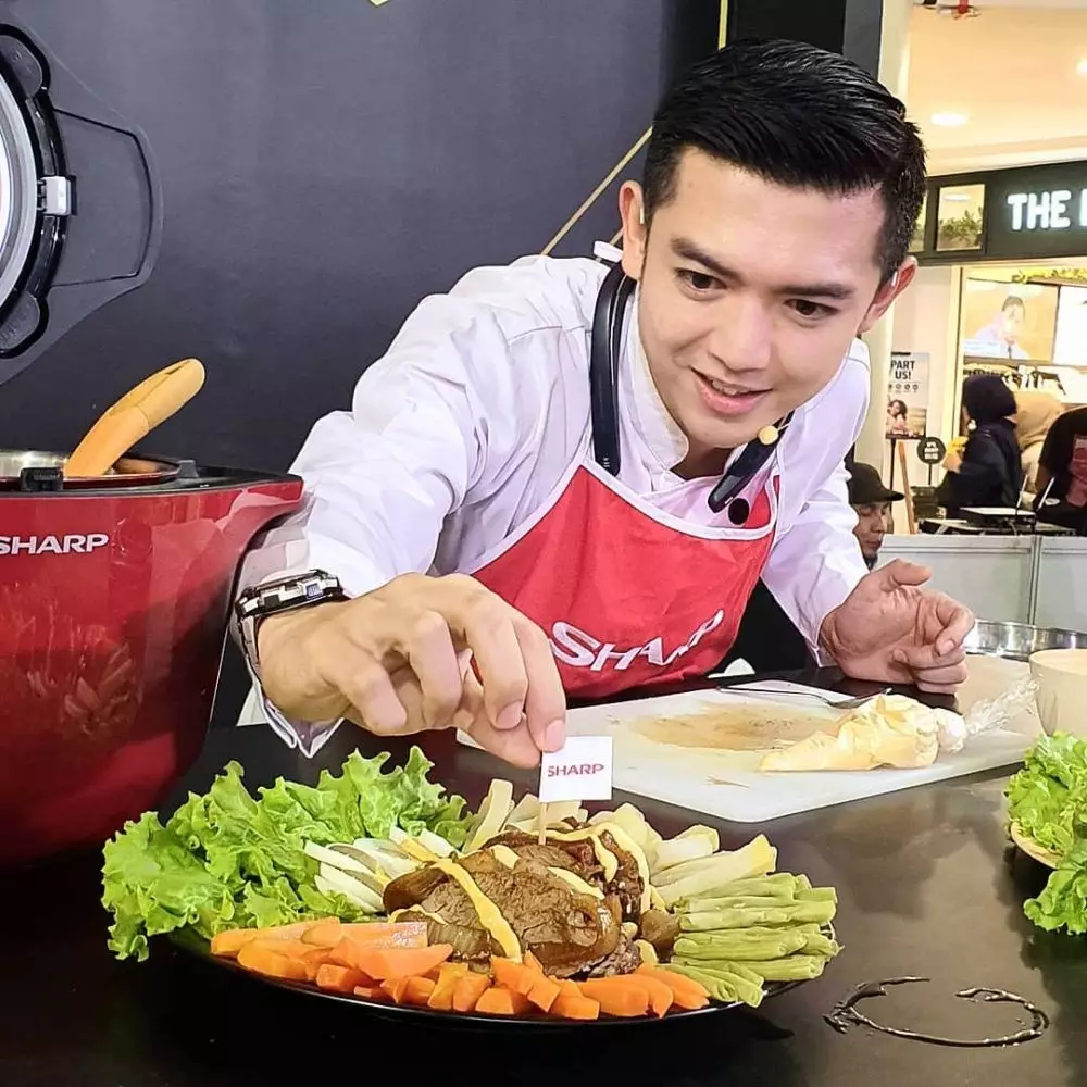 Aksi seleb tampan saat masak Instagram