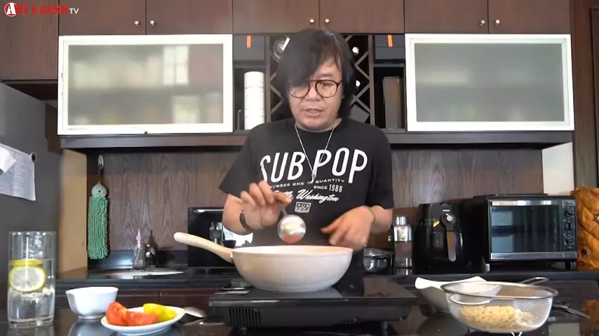 Aksi seleb tampan saat masak Instagram