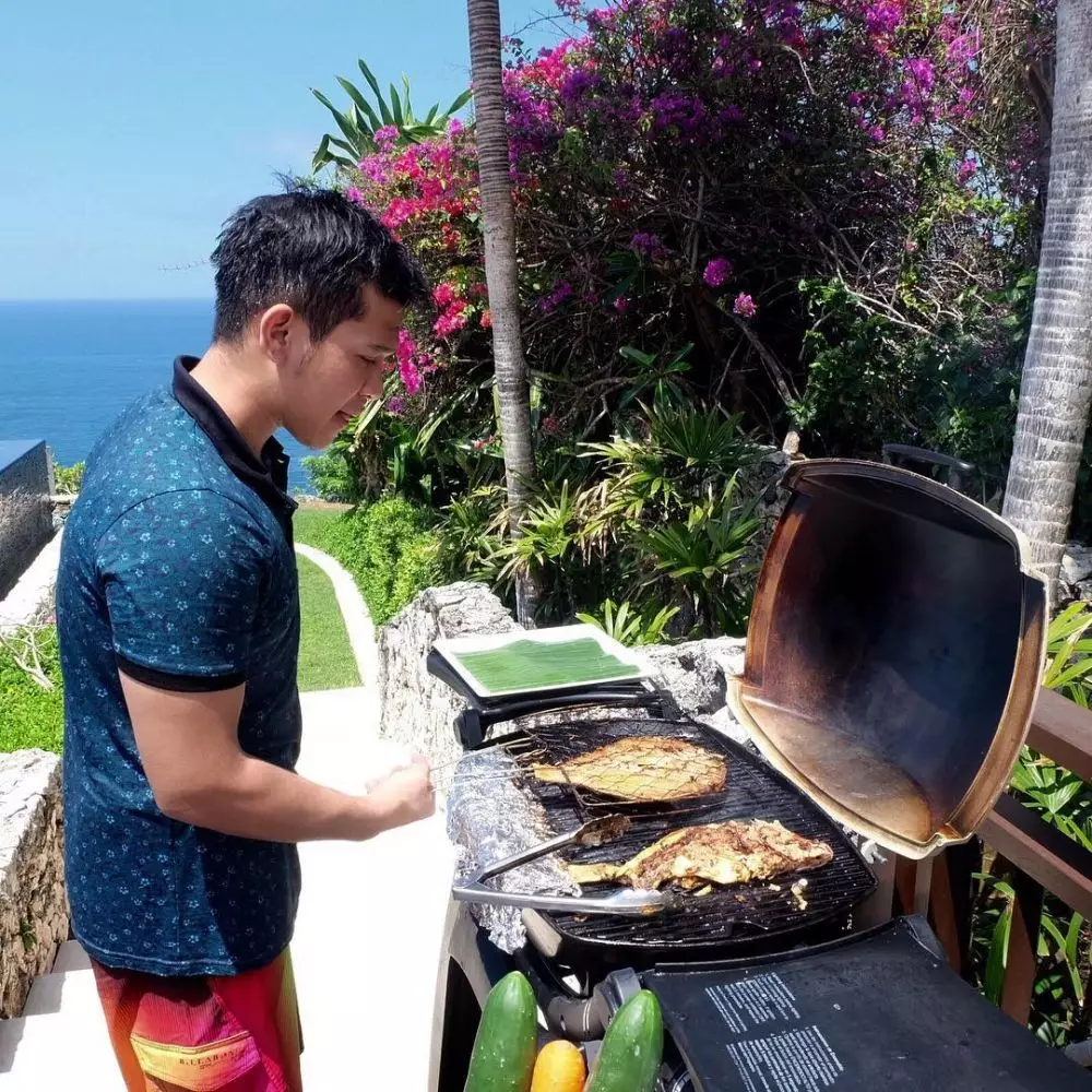 Aksi seleb tampan saat masak Instagram