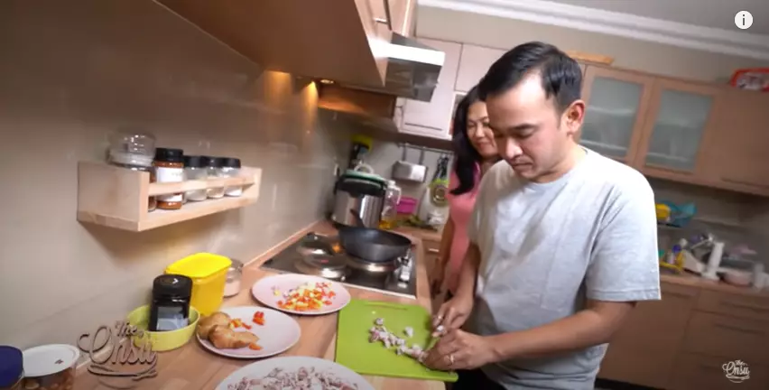 Aksi seleb tampan saat masak Instagram