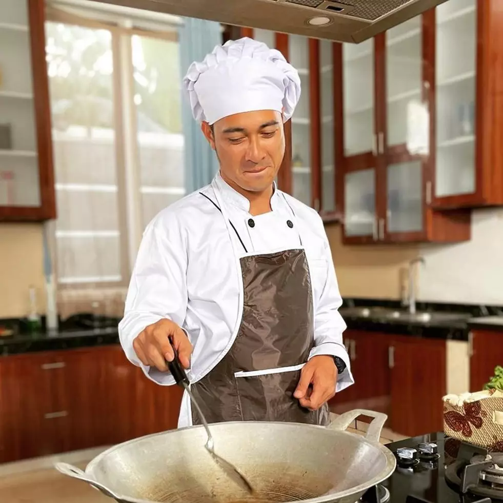 Aksi 10 seleb tampan saat masak, penampilannya curi perhatian