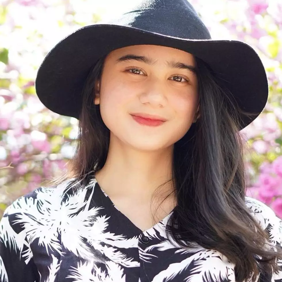 Biasa tampil natural, ini 8 potret Tissa Biani ber-makeup tebal