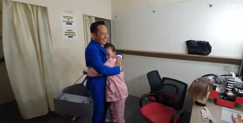 Mpok Alpa menangis dikasih hadiah sama Denny Cagur Instagram Mpok Alpa menangis dikasih hadiah sama Denny Cagur Instagram