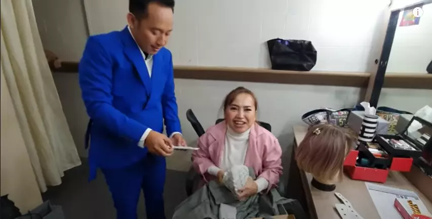 Mpok Alpa menangis dikasih hadiah sama Denny Cagur Instagram Mpok Alpa menangis dikasih hadiah sama Denny Cagur Instagram