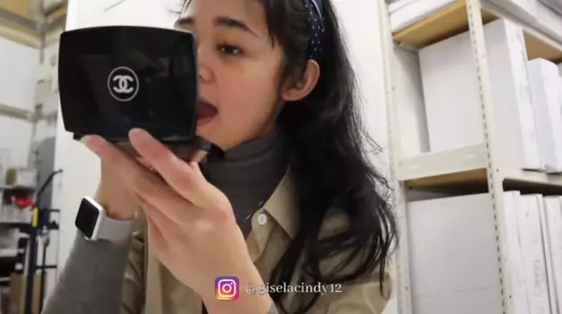 gisela Cindy kerja di toko sepatu Berbagai sumber