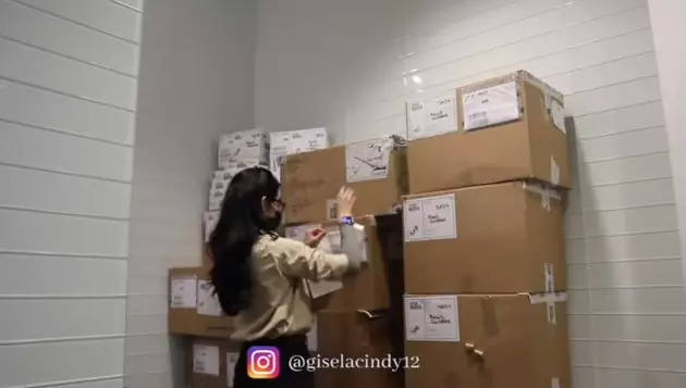 gisela Cindy kerja di toko sepatu Berbagai sumber