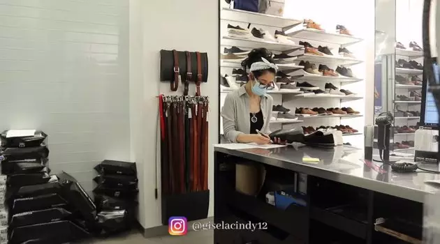 gisela Cindy kerja di toko sepatu Berbagai sumber