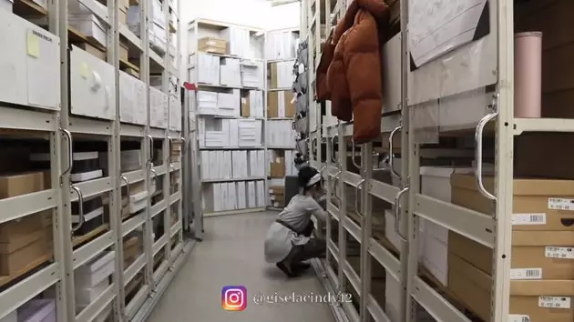 gisela Cindy kerja di toko sepatu Berbagai sumber