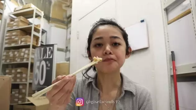 gisela Cindy kerja di toko sepatu Berbagai sumber