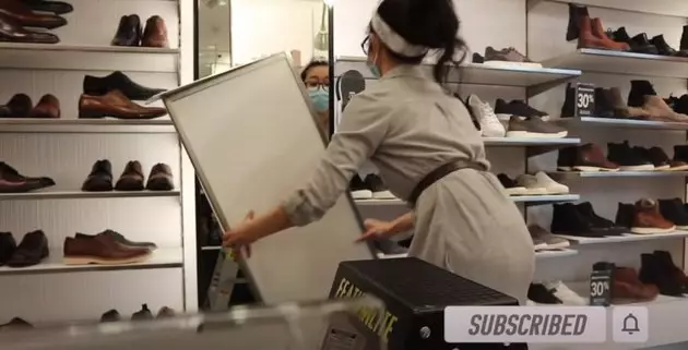 gisela Cindy kerja di toko sepatu Berbagai sumber