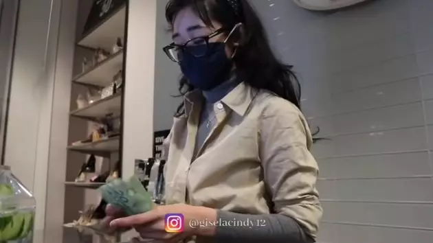 gisela Cindy kerja di toko sepatu Berbagai sumber