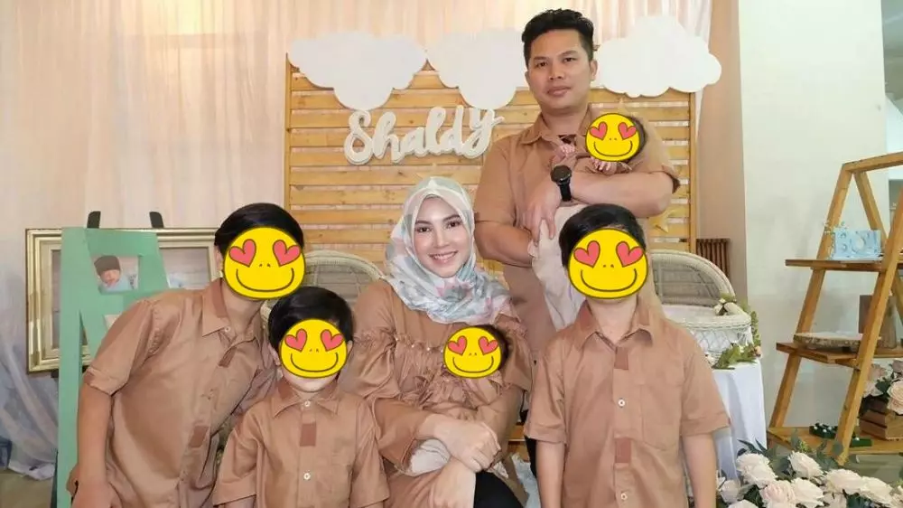 Potret akikah anak kembar seleb © berbagai sumber Potret akikah anak kembar seleb © berbagai sumber