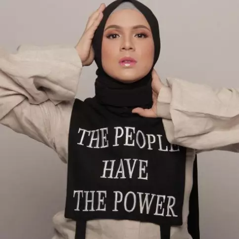 10 Pesona Nycta Gina ber-makeup tebal, cantiknya jadi manglingi