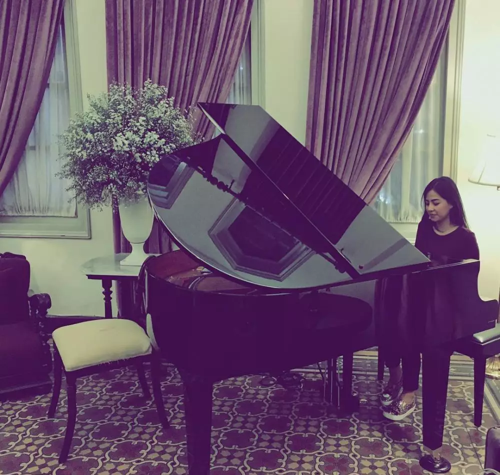 Pesona istri Anji Instagram