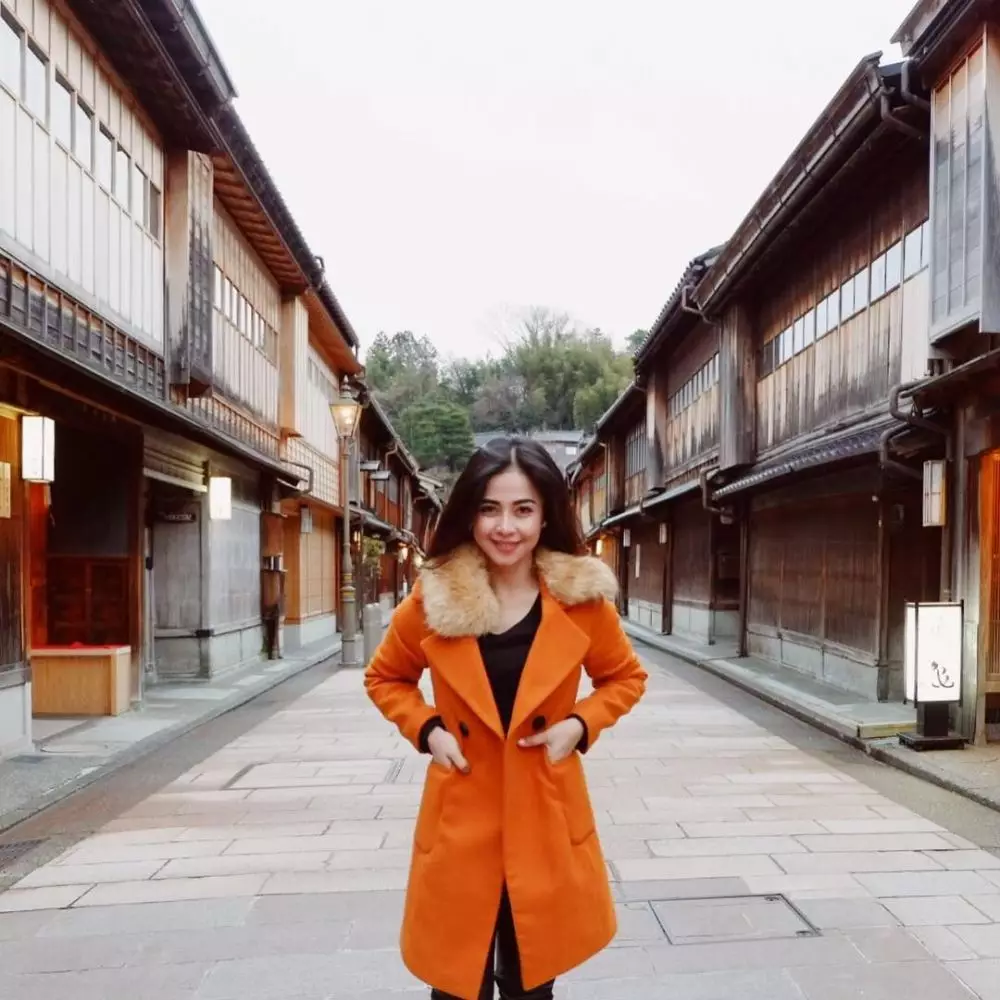 Pesona istri Anji Instagram