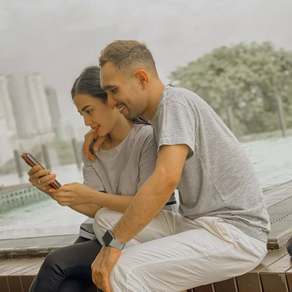 Pesona istri Anji Instagram