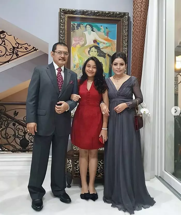 gaya kondangan cucu cendana © instagram